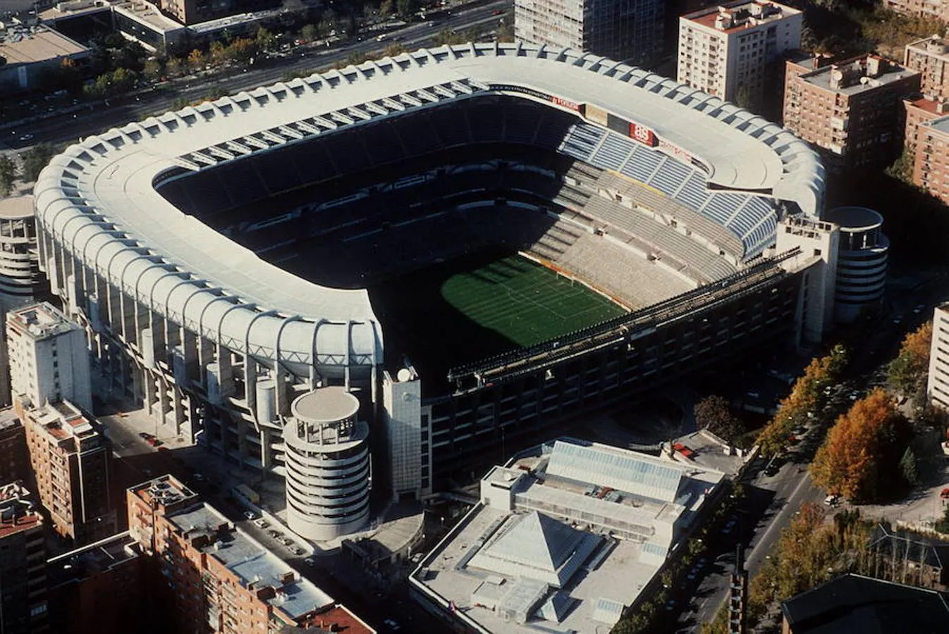 Las cuatro Torres, en la década de los noventa, para mejorar el acceso y la evacuación del estadio. 