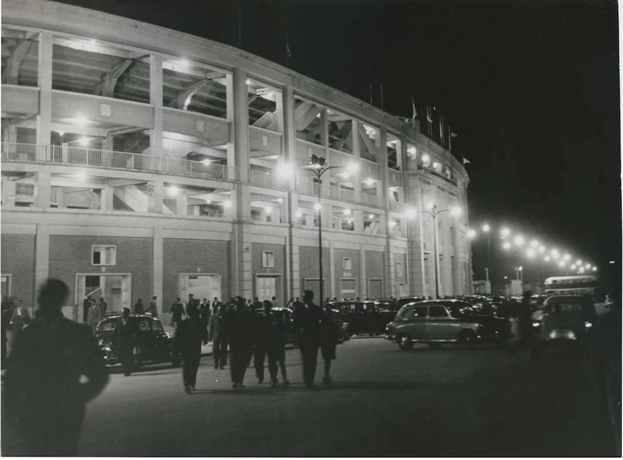 La iluminación artificial del Santiago Bernabéu, estrenada en 1957. 