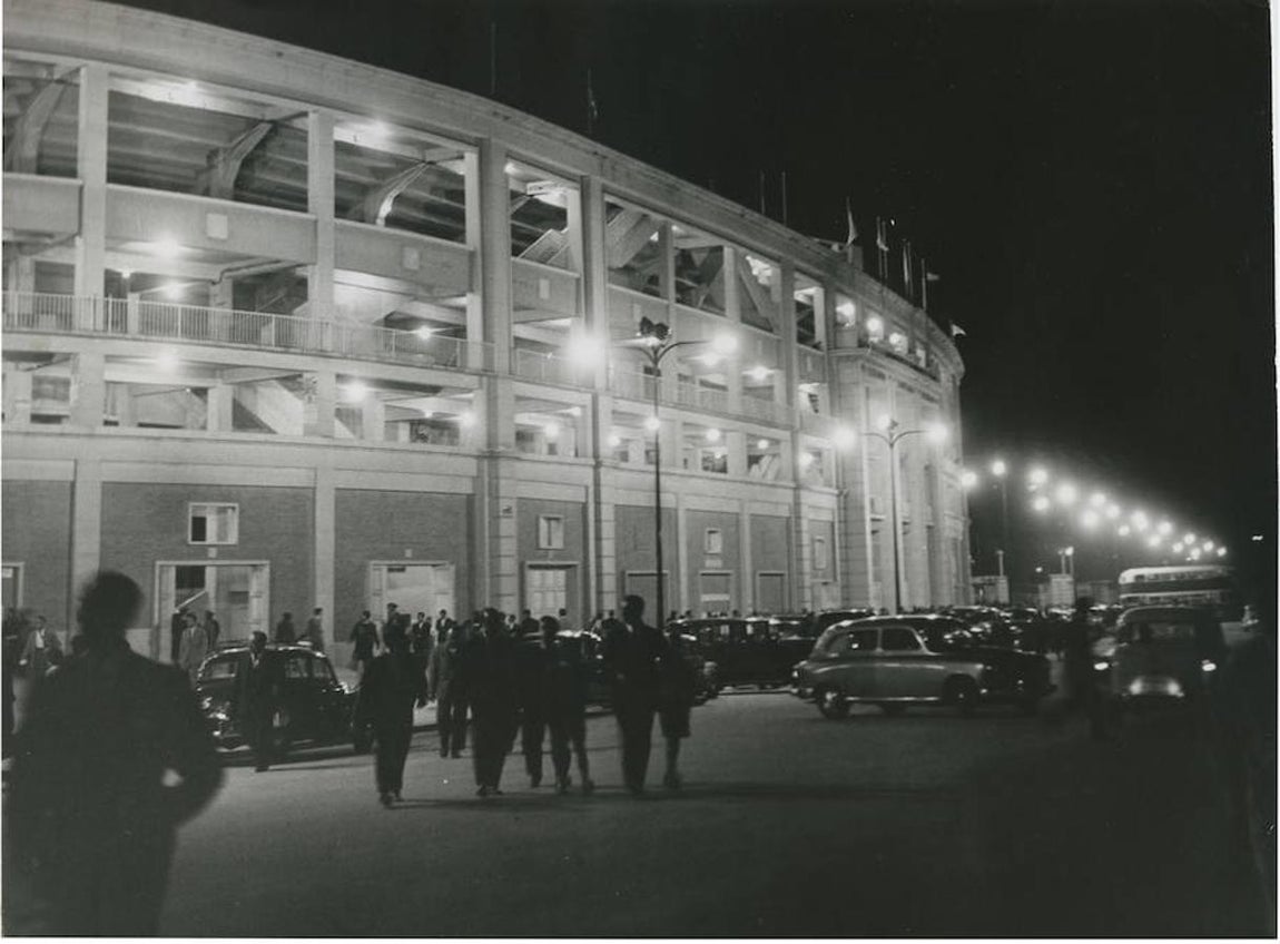 La iluminación artificial del Santiago Bernabéu, estrenada en 1957. 