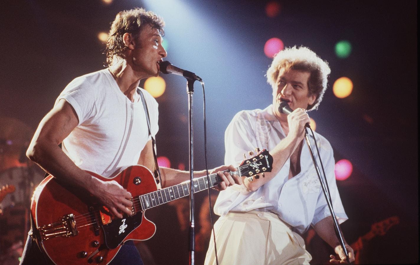 Eddy Mitchell (derecha) y Johnny Hallyday, en una actuación en el estadio de Bourges, en 1985. 