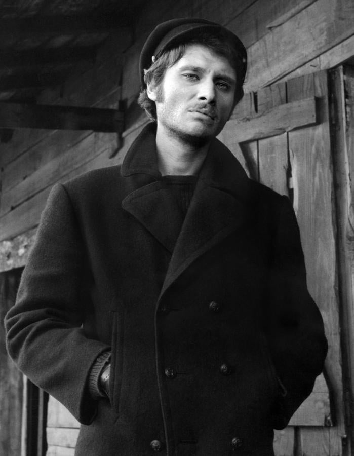 Sus padres, belga y francesa, abandonaron al niño Jean-Philippe Léo Smet al cuidado de sus tíos, en una Francia ocupada por los ejércitos de Hitler. Su tía estuvo casada temporalmente con un cantante de variedades que utilizaba como «nombre de guerra» Lee Hallyday. Apellido más tarde adoptado por el jovencísimo Jean-Philippe, cuando, tras escuchar un disco de Elvis Presley. Imagen de 1970. 