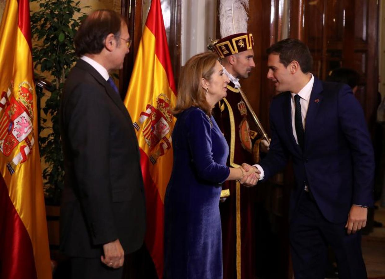 El presidente del Senado, Pío García Escudero (i), y la presidenta de la Cámara Baja, Ana Pastor (c), saludan a Albert Rivera (d). 