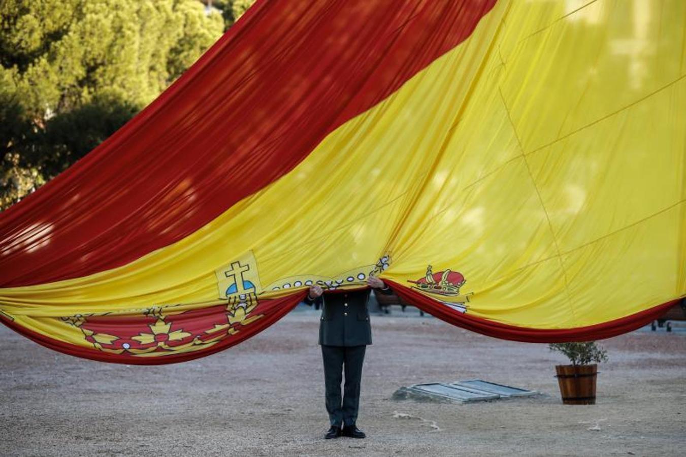 Los presidentes del Congreso, Ana Pastor, y del Senado, Pío García Escudero, presiden el solemne izado de la bandera nacional en la Plaza de Colón de Madrid, acompañados por el Jefe del Estado Mayor de la Defensa, general Fernando Alejandre. 