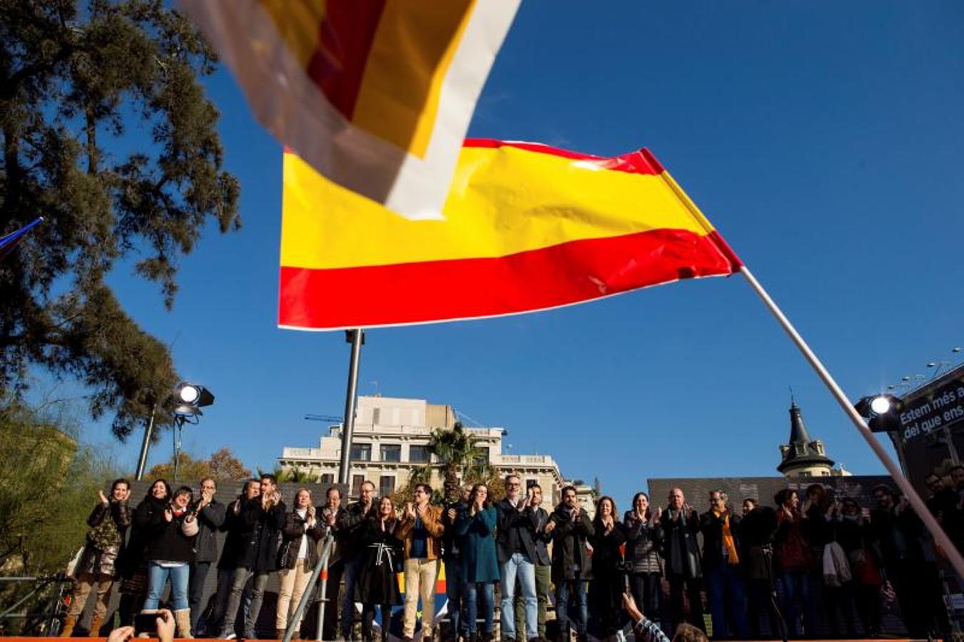Coincidiendo con la conmemoración del Día de la Constitución en su cuarenta aniversario, Ciudadanos ha celebrado un acto de campaña en la plaza Universidad de Barcelona,. 