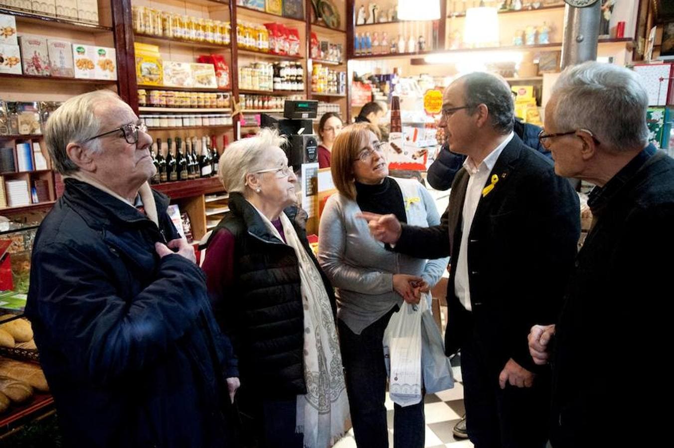 El exconsejero de Presidencia de la Generalitat, Jordi Turull, conversa con los padres de Carles Puigfemont. 