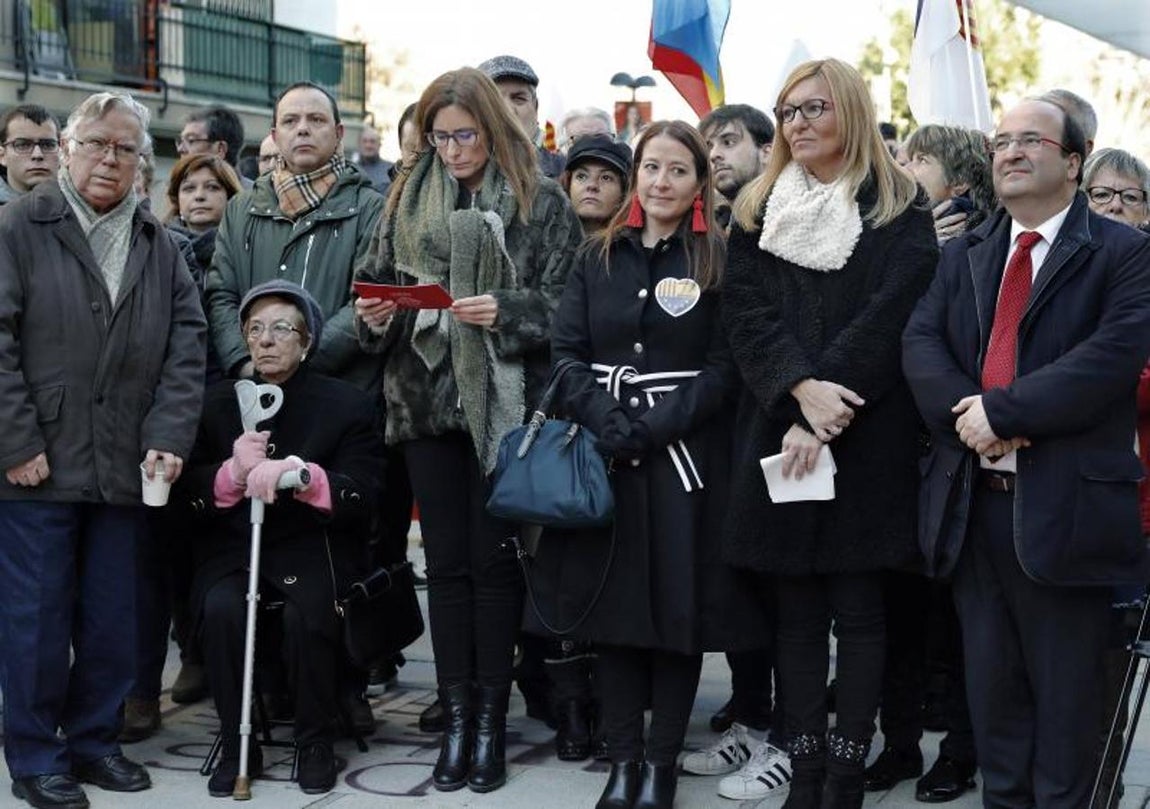 El cabeza de lista del PSC a la presidencia de la Generalitat, Miquel Iceta (d), acompañado por la diputada de Ciutadans en el parlamento catalán, Sonia Sierra (5i), durante su asistencia este mediodía un acto con motivo del Día de la Constitución. 