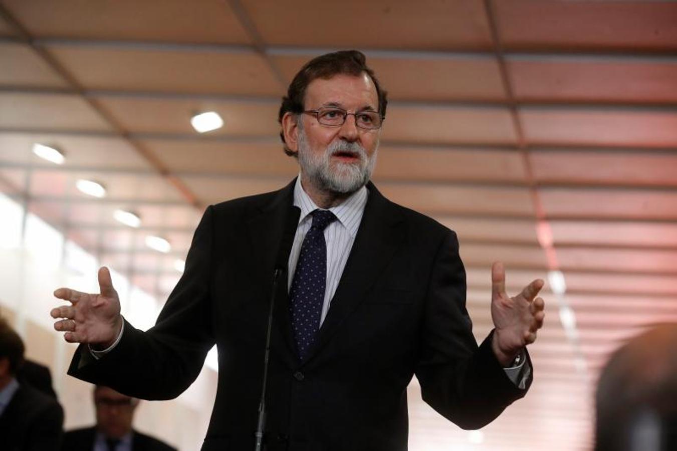 El presidente del Gobierno, Mariano Rajoy, durante las declaraciones que realizó a su llegada a la recepción que se celebra en el Congreso de los Diputados con motivo del Día de la Constitución. 