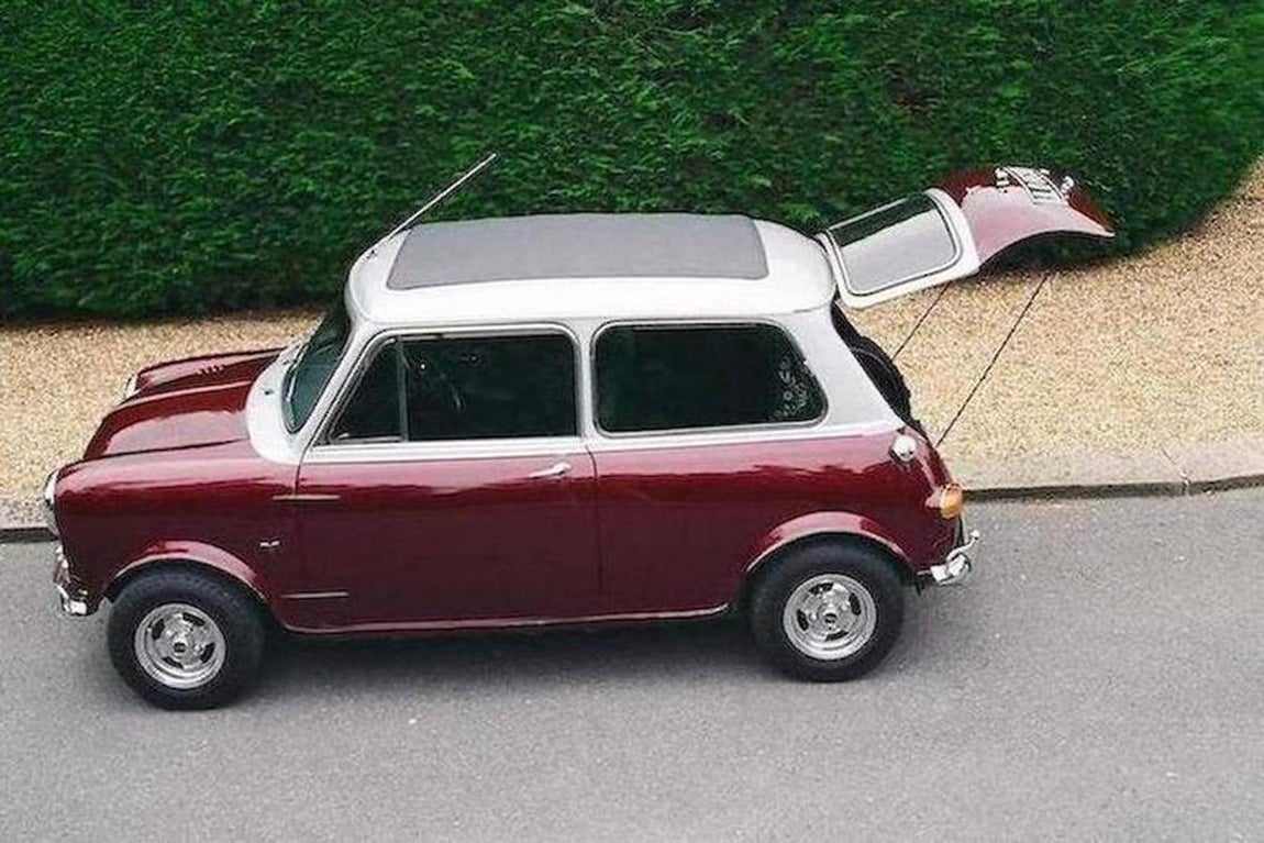 Mini Cooper S. En los años 60, el Mini era un coche que despertaba fascinación. Era genuino y carismático, por eso el entonces representante de la banda, Brian Epstein, decidió en mayo de 1966 obsequiar a cada uno de los miembros del grupo con un ejemplar que los representara