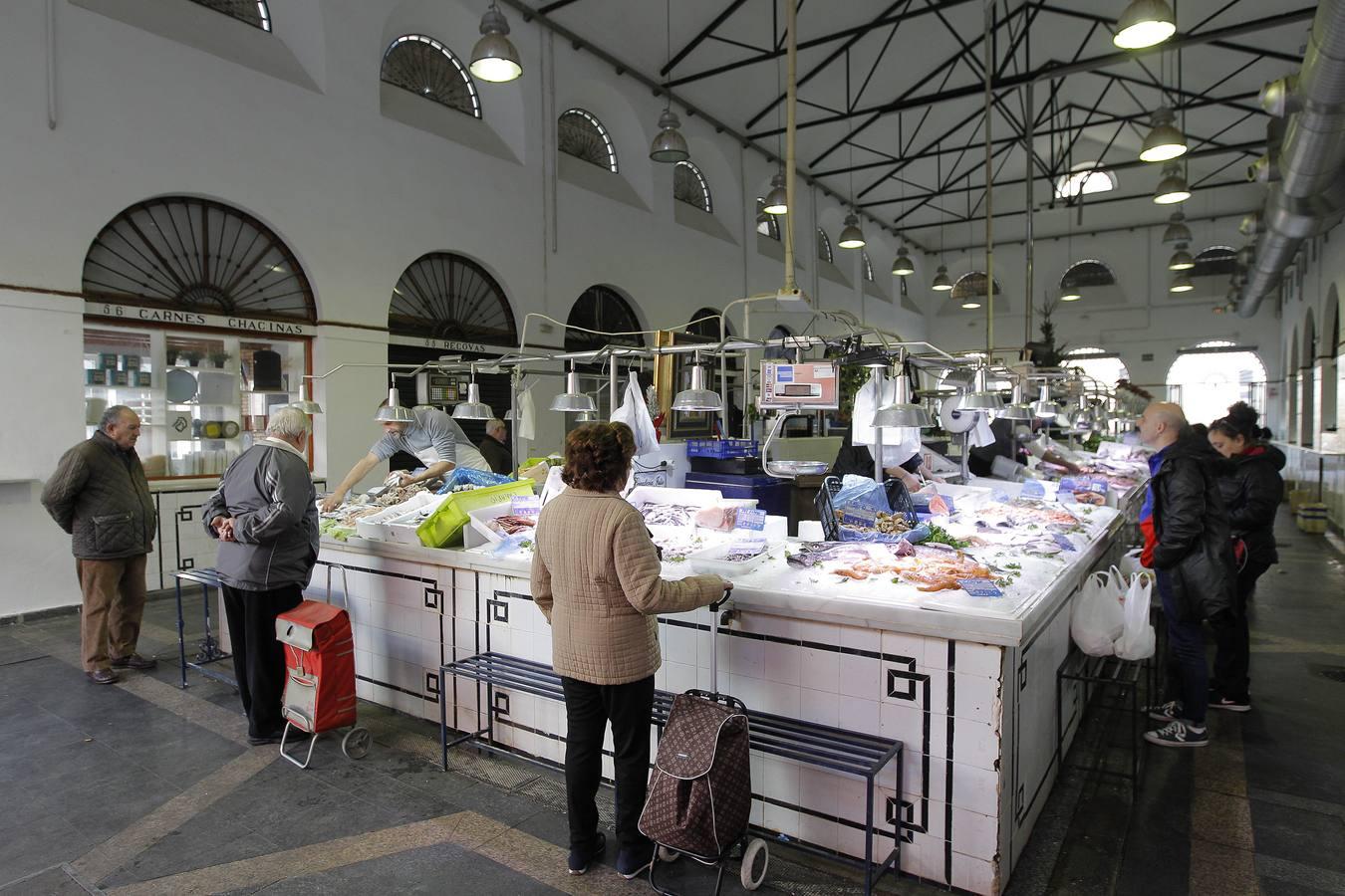 Isla de puestos de pescado en el mercado de la calle Feria