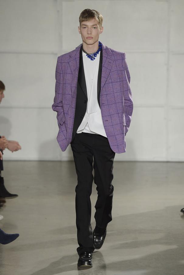 Raf Simons. Modelo con blazer estampada a cuadros en tonalidades violeta.
