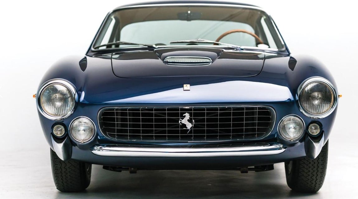 Ferrari 250 GT/L Berlinetta Lusso by Scaglietti. El 250 GT final presentó dos mejoras notables de suspensión trasera obtenidas del legendario auto de competencia 250 GTO, es decir, el uso de un enlace Watts y muelles concéntricos alrededor de los amortiguadores. Su estabilidad trasera no tenía precedentes en la época, ningún vehículo de carretera lo igualaba.