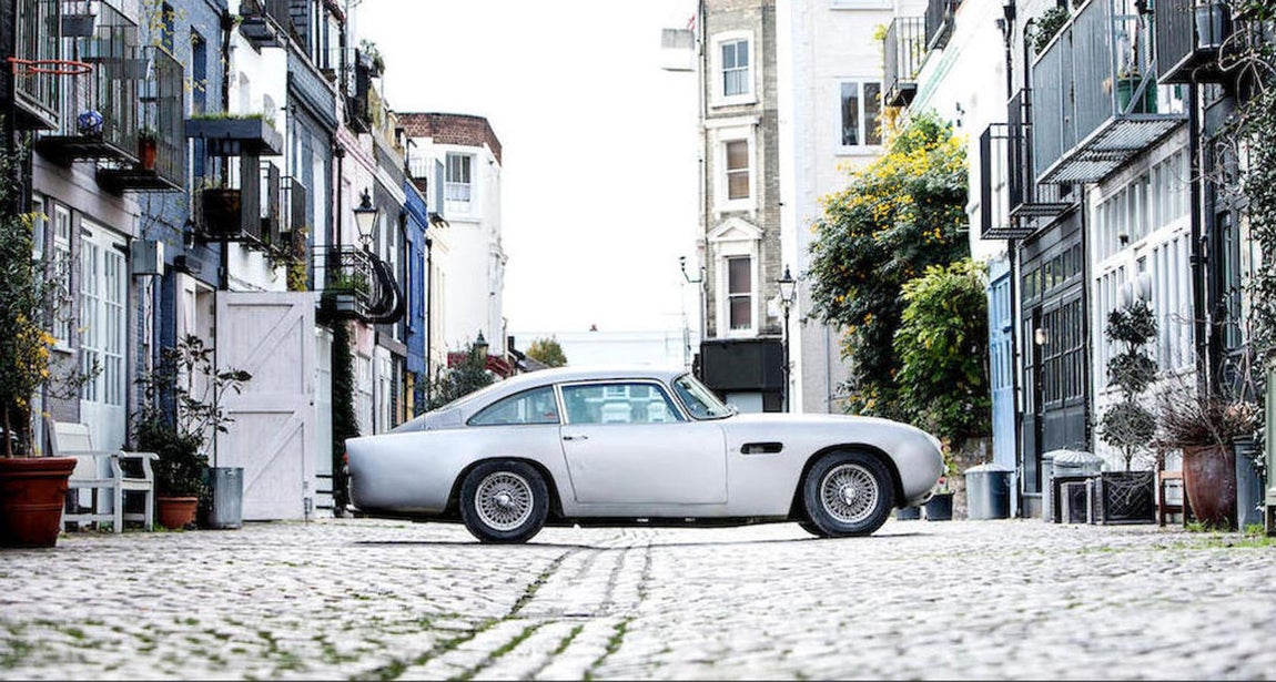 Aston Martin DB5. Se consutruyeron cinco series que supusieron la metamorfosis del DB4 al DB5 en 1963. El nuevo bólido superaba a su antecesor con un motor de cuatro litros. También contaba con tres carburadores y una caja de cambios de cuatro velocidades