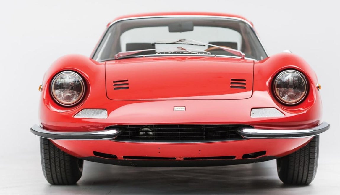 Ferrari Dino 206 GT by Scaglietti. Este deportivo tiene un motor de 6 cilindros y dos litros. sólo se fabricaron 150 ejemplares de este modelo antes de que se introdujese finalmente en el mercado el 256 GT, por lo tanto, este automóvil es especialmente codiciado por su rareza, pero también por su refinada estética. Se estima que el vehículo se adjudique por unos 800.000 euros