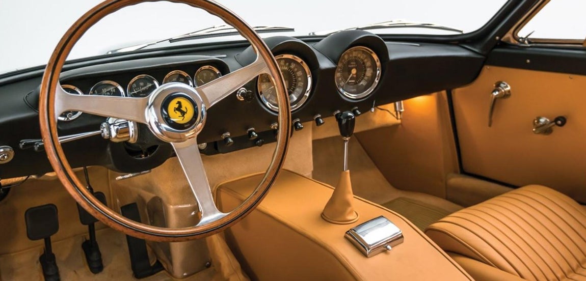 Ferrari 250 GT/L Berlinetta Lusso by Scaglietti. «Lusso» alude a su principal cualidad: lujo. Salió al mercado en 1964 y entonces representaba la versión más avanzada mecánicamente de la primera plataforma de producción verdadera de Ferrari. Valorado en más de 2.000.000 de euros . Sólo se han construido 350 unidades de este modelo y éste ejemplar, en concreto, presume de una conservación excelente: sus restauraciones corrieron a cargo de Rex Nguyen, uno de los restauradores de Ferrari con más nombre de California