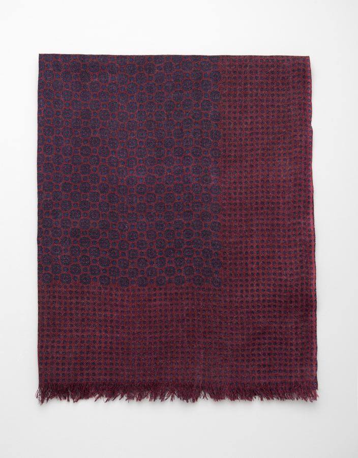 Roberto Verino. Foulard Granate con fantasía círculos y topos marino. Precio: 60 €
