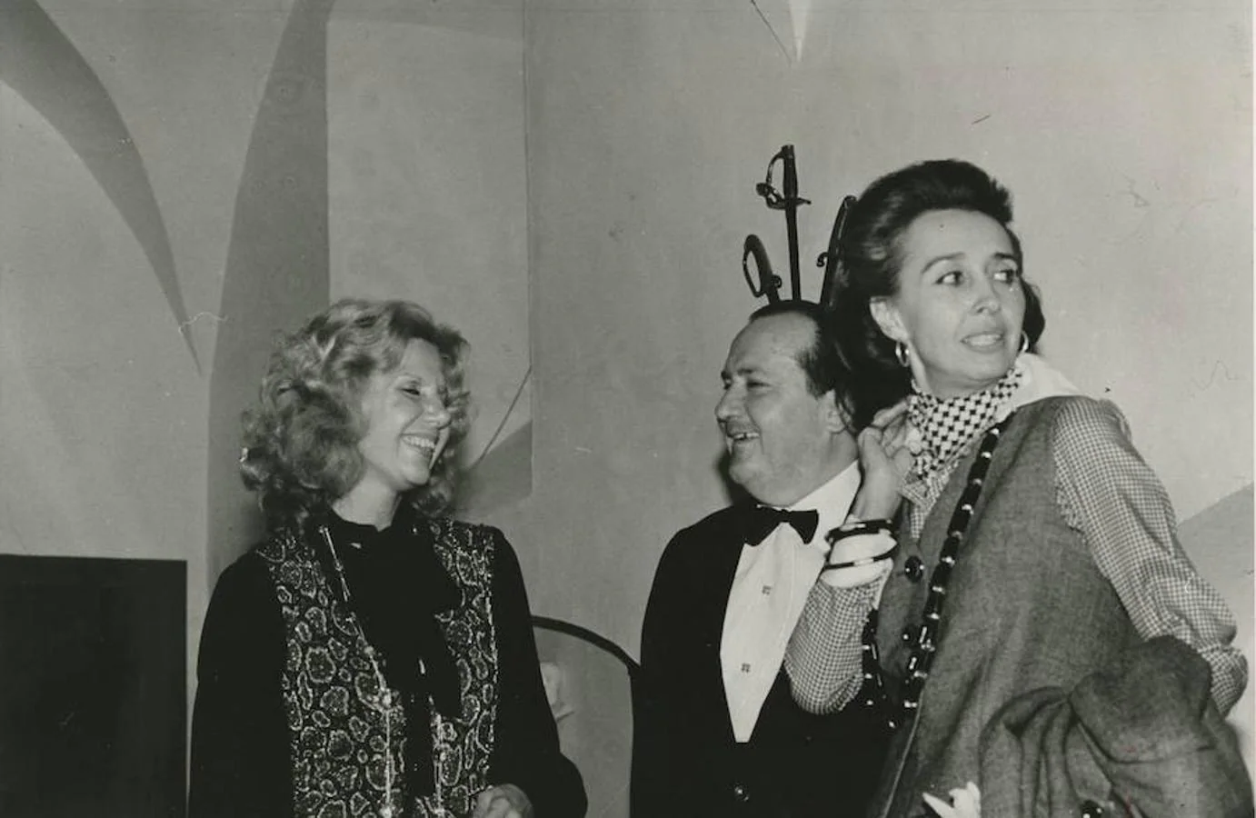 La duquesa de Alba conversa con la condesa de Romanones y con el ministro Alfredo Sánchez Bella, en 1974. 
