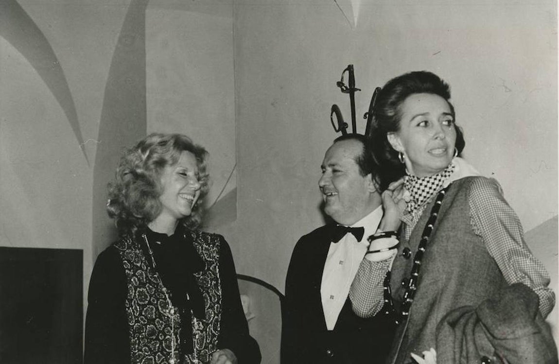 La duquesa de Alba conversa con la condesa de Romanones y con el ministro Alfredo Sánchez Bella, en 1974. 