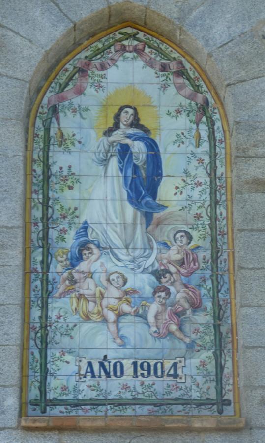 Panel de azulejos realizado por Vicente Quismondo con la imagen de la Inmaculada. FOTO RAFAEL DEL CERRO. 