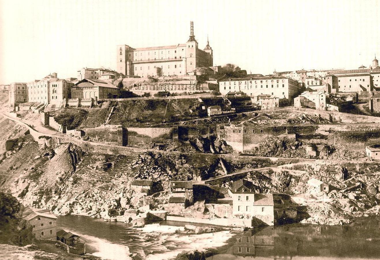 El Alcázar, el Picadero y el nuevo edificio de Santiago. Construcción del muro almenado en 1893. ARCHIVO MUNCIIPAL DE TOLEDO. 