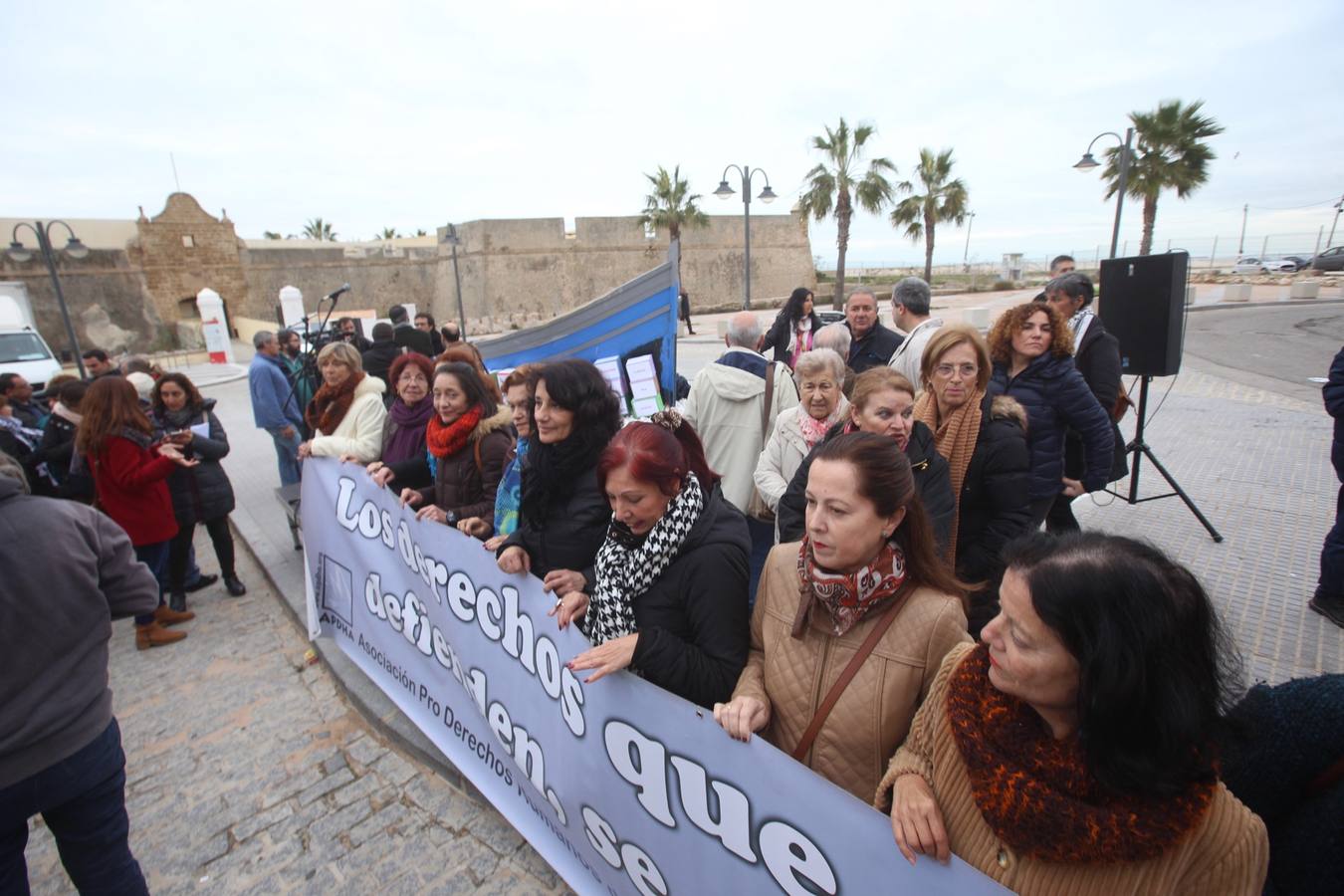 La patera que llegó a la playa de la Victoria ya es un símbolo solidario