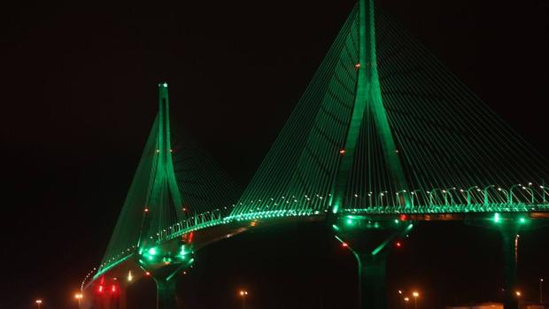 Mágicas imágenes del segundo puente de Cádiz iluminado de verde