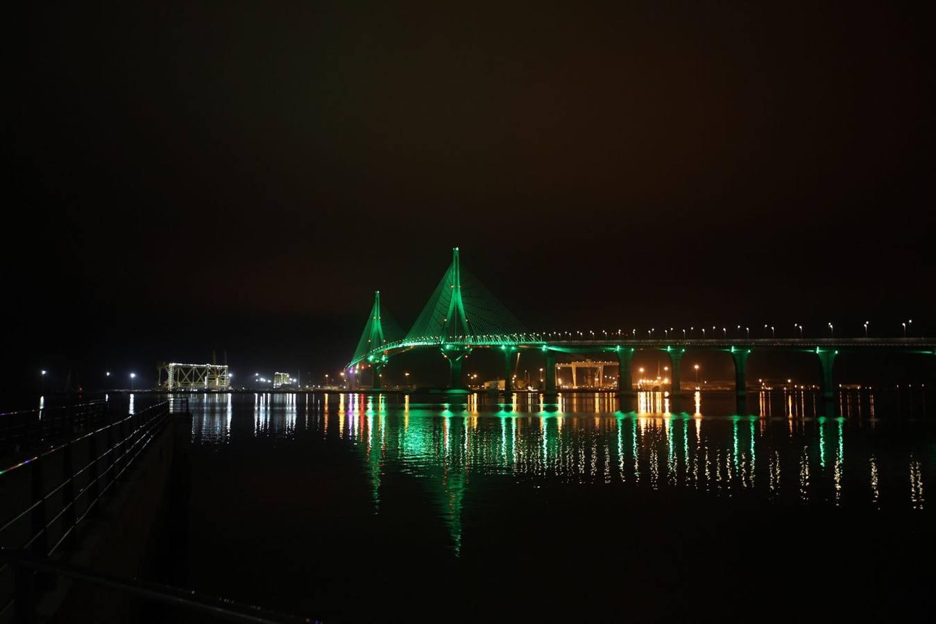 Mágicas imágenes del Segundo Puente de Cádiz iluminado de verde