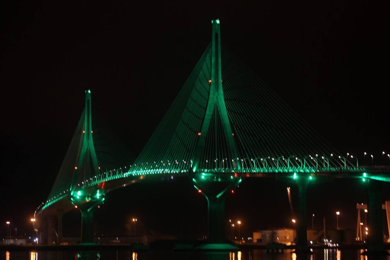 Mágicas imágenes del Segundo Puente de Cádiz iluminado de verde