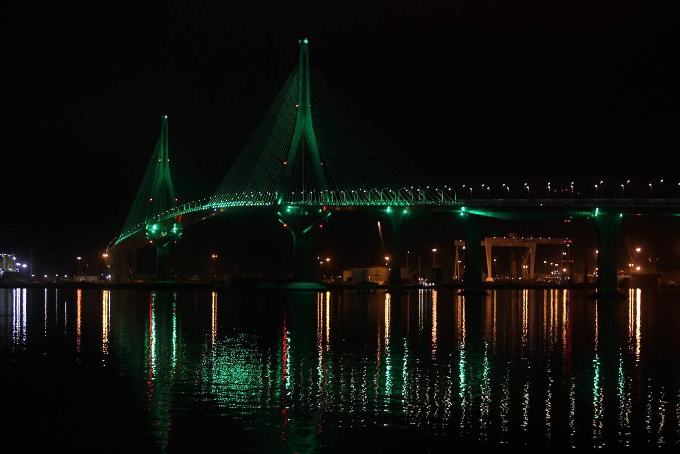 Mágicas imágenes del Segundo Puente de Cádiz iluminado de verde