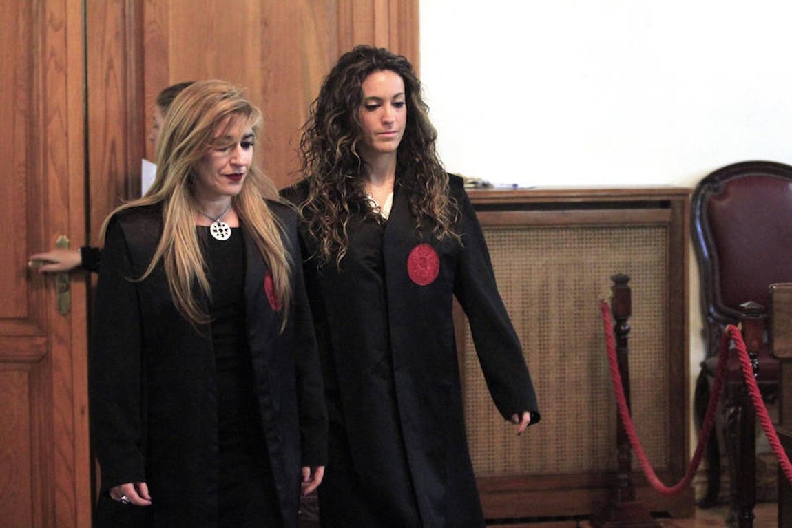 Los nuevos letrados toman juramento en la Audiencia