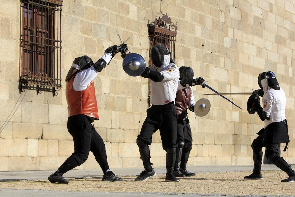 Duelo de espadas a las puertas de un museo en Toledo