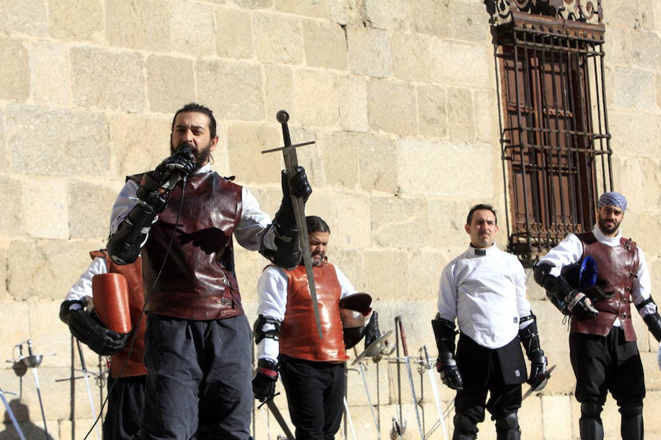 Duelo de espadas a las puertas de un museo en Toledo