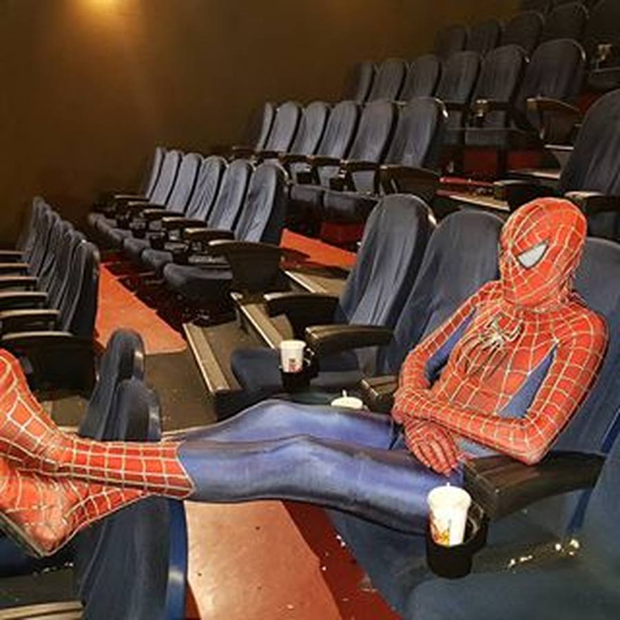 El Spiderman de Cádiz con los superhéroes del hospital