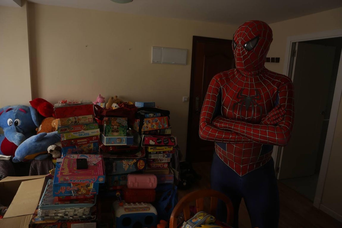El Spiderman de Cádiz con los superhéroes del hospital