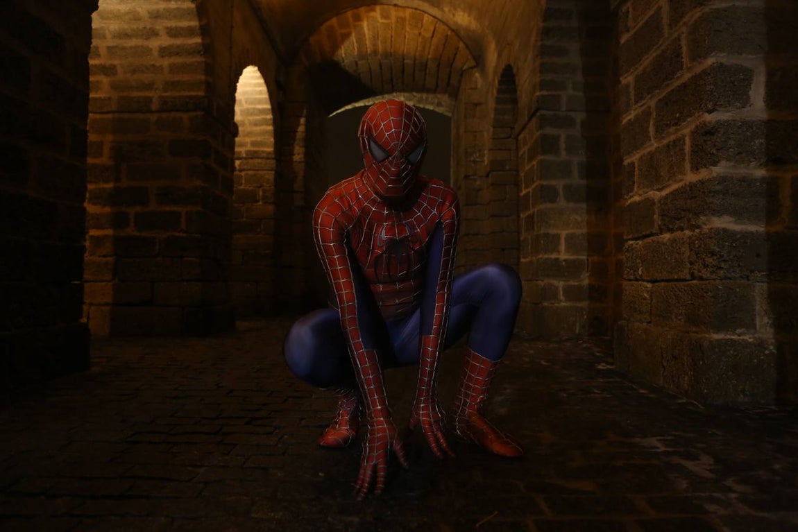 El Spiderman de Cádiz con los superhéroes del hospital