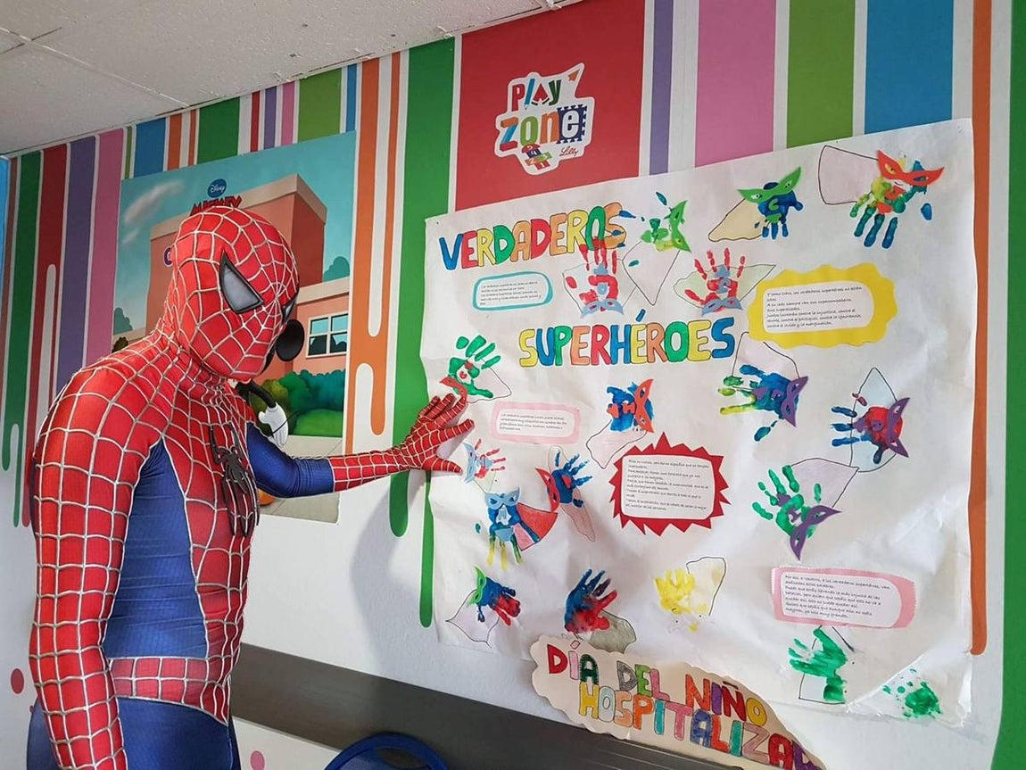 El Spiderman de Cádiz con los superhéroes del hospital