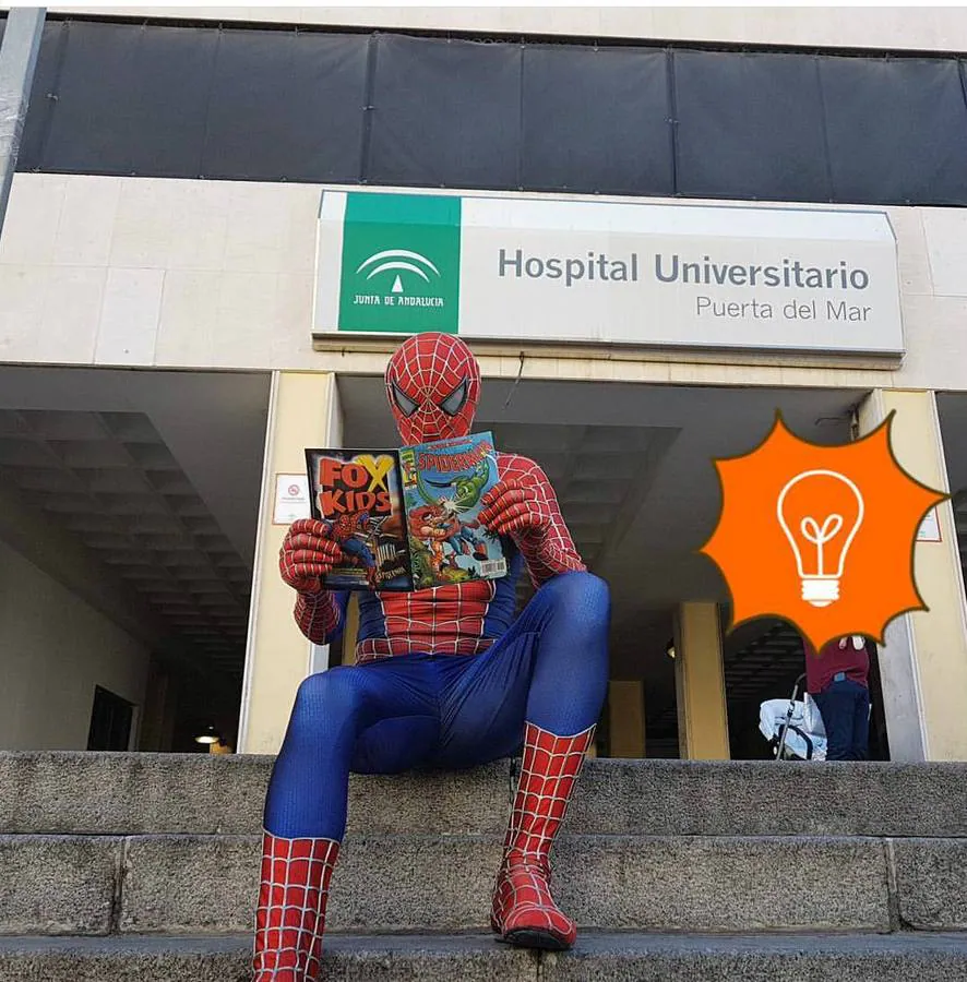 El Spiderman de Cádiz con los superhéroes del hospital