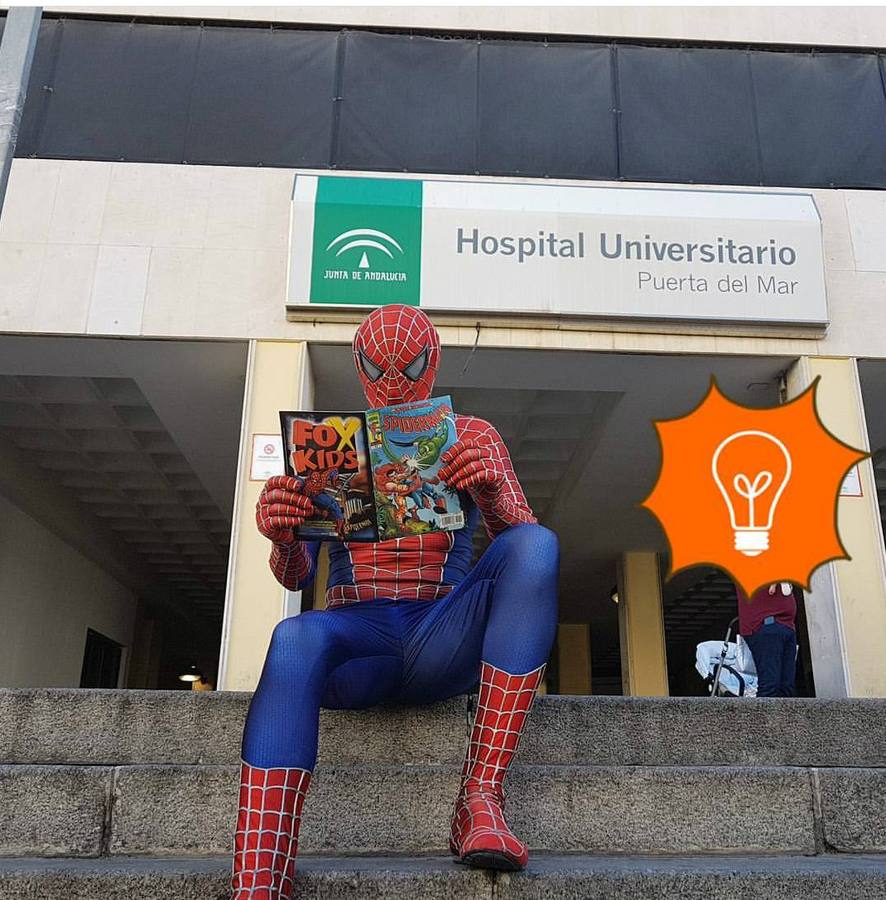 El Spiderman de Cádiz con los superhéroes del hospital