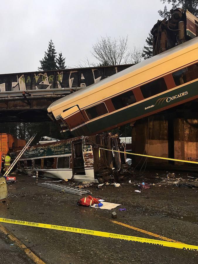 Las imágenes más impactantes del tren descarrilado en el estado de Washington. 