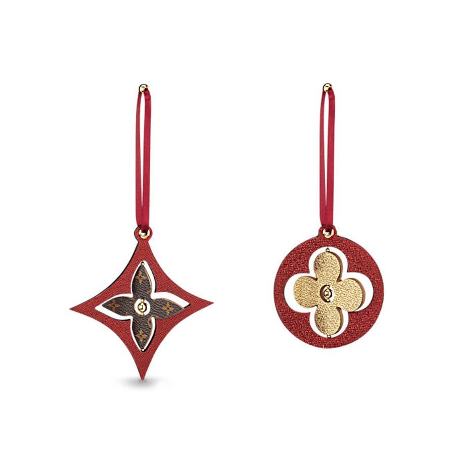 Louis Vuitton. Decorar el arbol de navidad  con buen gusto es una tarea pendiente para muchas personas, para evitar el riesgo la firma lanza estas navidades adornos para el rincón más especial de la casa. Precio: 310,00€