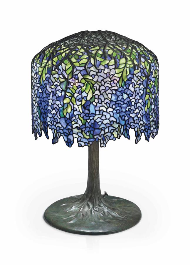 Tiffany Studios. Las creaciones se han multiplicado desde que se creo la primera de estas obras de arte en la década de 1950, las auténticas están numeradas y alcanzan las seis cifras. Se pueden encontrar muy rara vez en casas de subastas, la última de ellas la dio Sotheby's el pasado 18 de diciembre. Las copias de originales se elaboran también uniendo pequeños trozos de vidrio coloreado y plomo