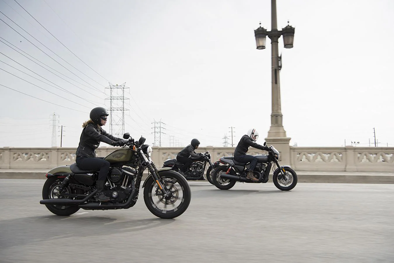 Harley-Davidson Street Rod 2017. Este nuevo modelo ha sido diseñado bajo la influencia Dark Custon que tanto gusta a Harley-Davidson. Encontramos una pequeña cúpula entre la horquilla y pletinas negras, dándole un toque de empaque y agresividad a la Street Rod 2017