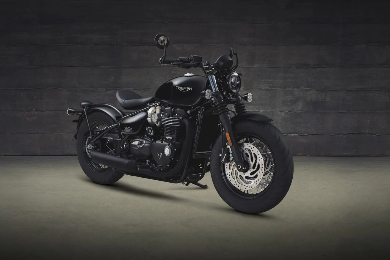 Triumph Bonneville Bobber Black. Su diseño está inspirado en las motocicletas de los años 40 y se han eliminado prácticamente todos los cromados y brillos, por el color negro satinado