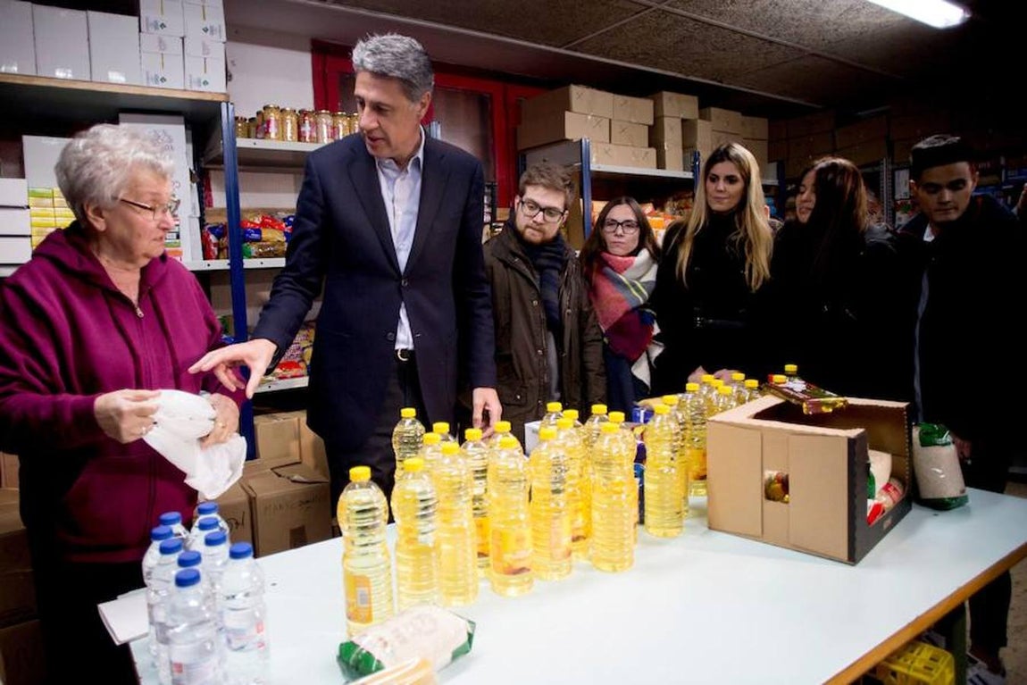 El líder del PPC durante un reparto solidario de alimentos. 