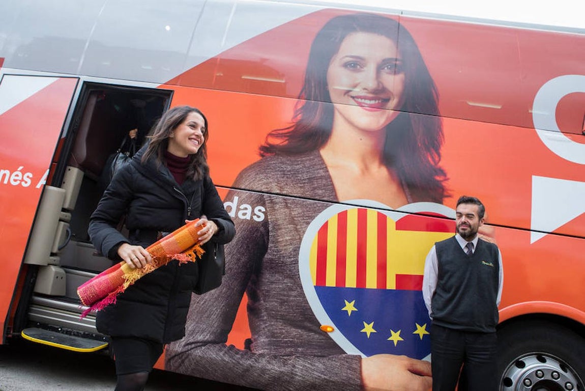 La candidata de Ciudadanos, Inés Arrimadas, junto a su autobús de campaña. 