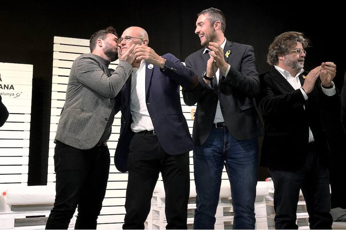 Gabriel Rufián y Raül Romeva junto al candidato Toni Castellà, en un acto de campaña. 