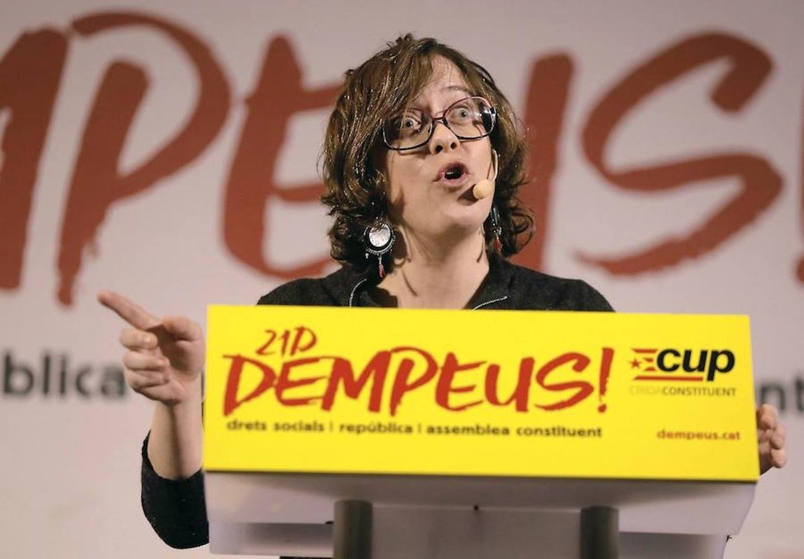 La exdiputada en el Parlament Eulàlia Reguant, durante su intervención en el acto electoral de la CUP. 