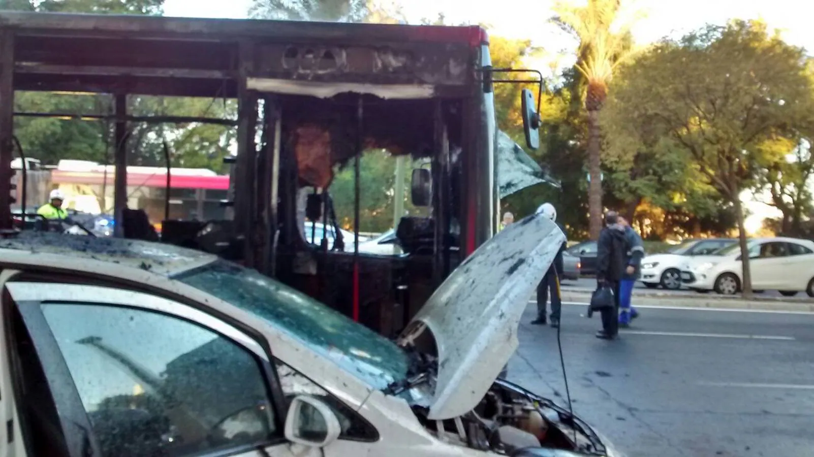 El aparatoso incendio del autobús de Tussam en Sevilla, en imágenes