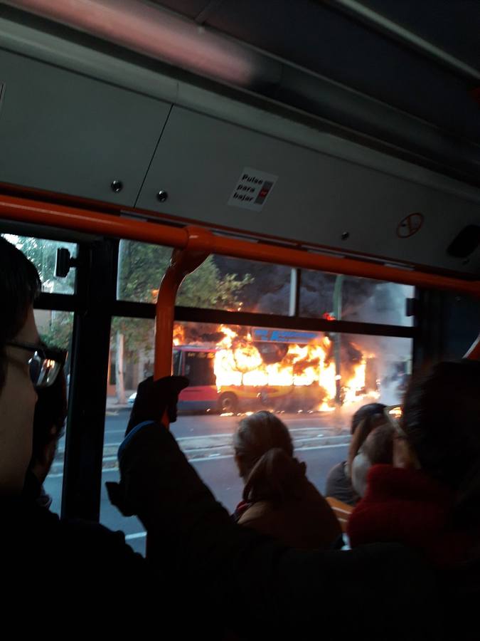 El aparatoso incendio del autobús de Tussam en Sevilla, en imágenes