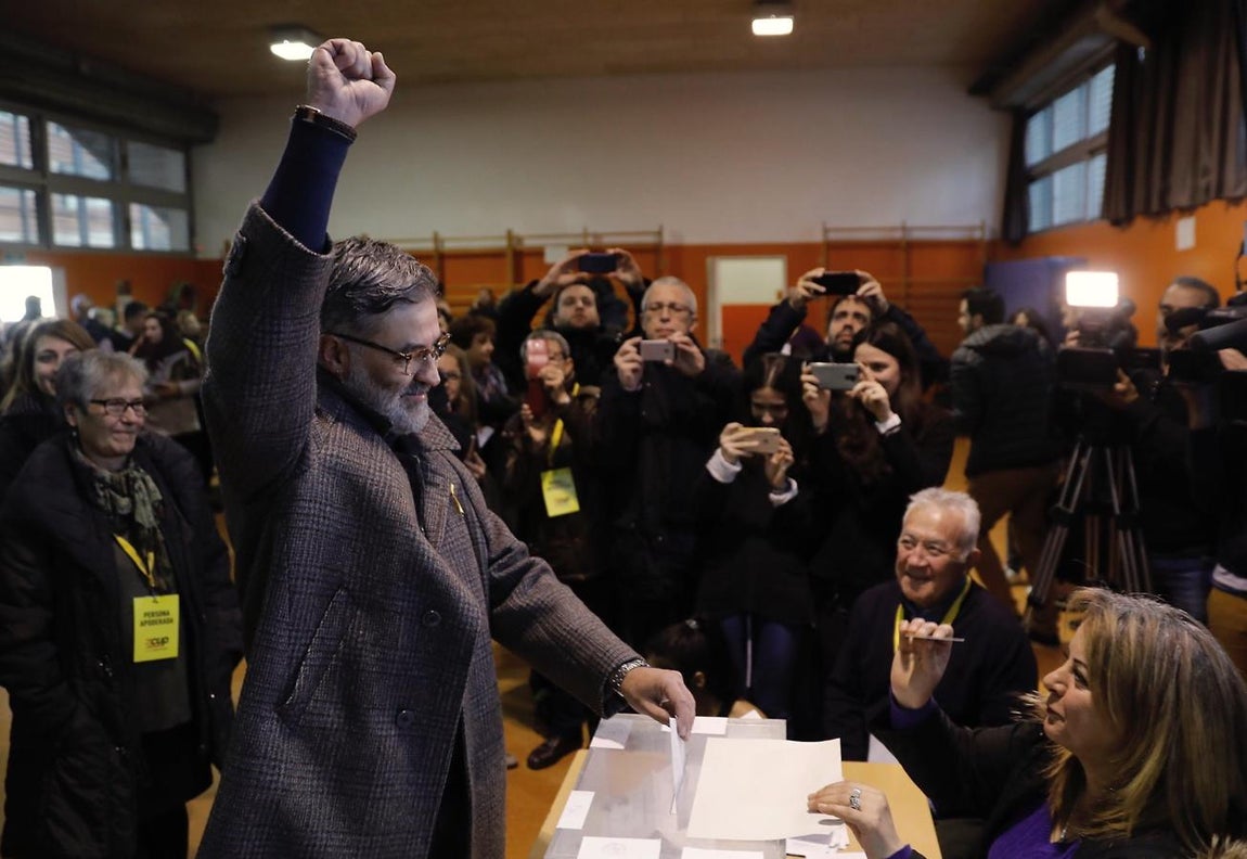 El líder de la CUP Carles Riera, en el momento de votar en la Escola Pere IV de Barcelona. 