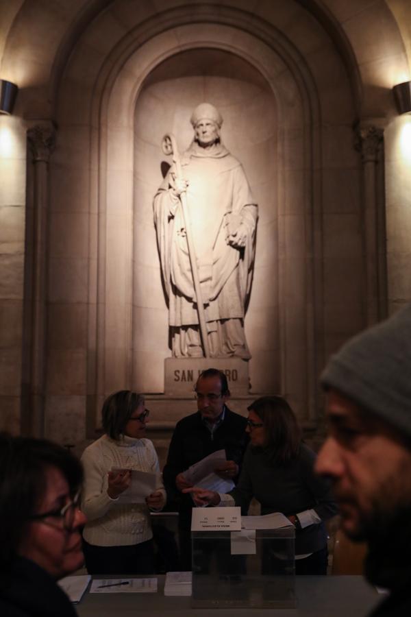 Numerosos ciudadanos en el colegio electoral de la Plaza de la Universidad de la Ciudad Condal. 